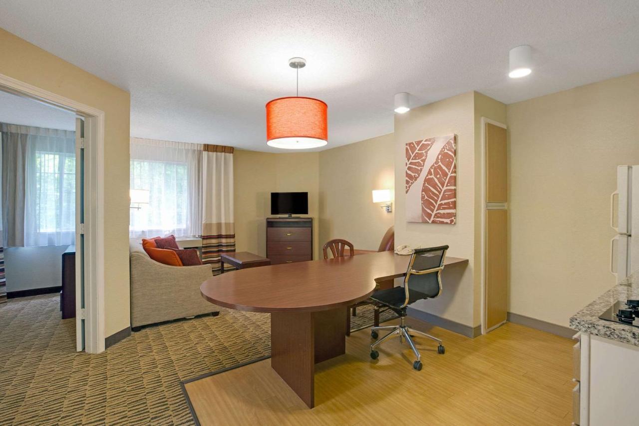 Mainstay Suites Detroit Farmington Hills Exterior photo